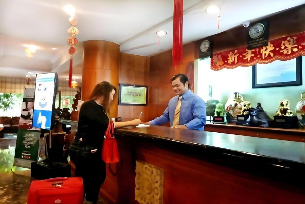New Grand Park Hotel Surabaya Dış mekan fotoğraf